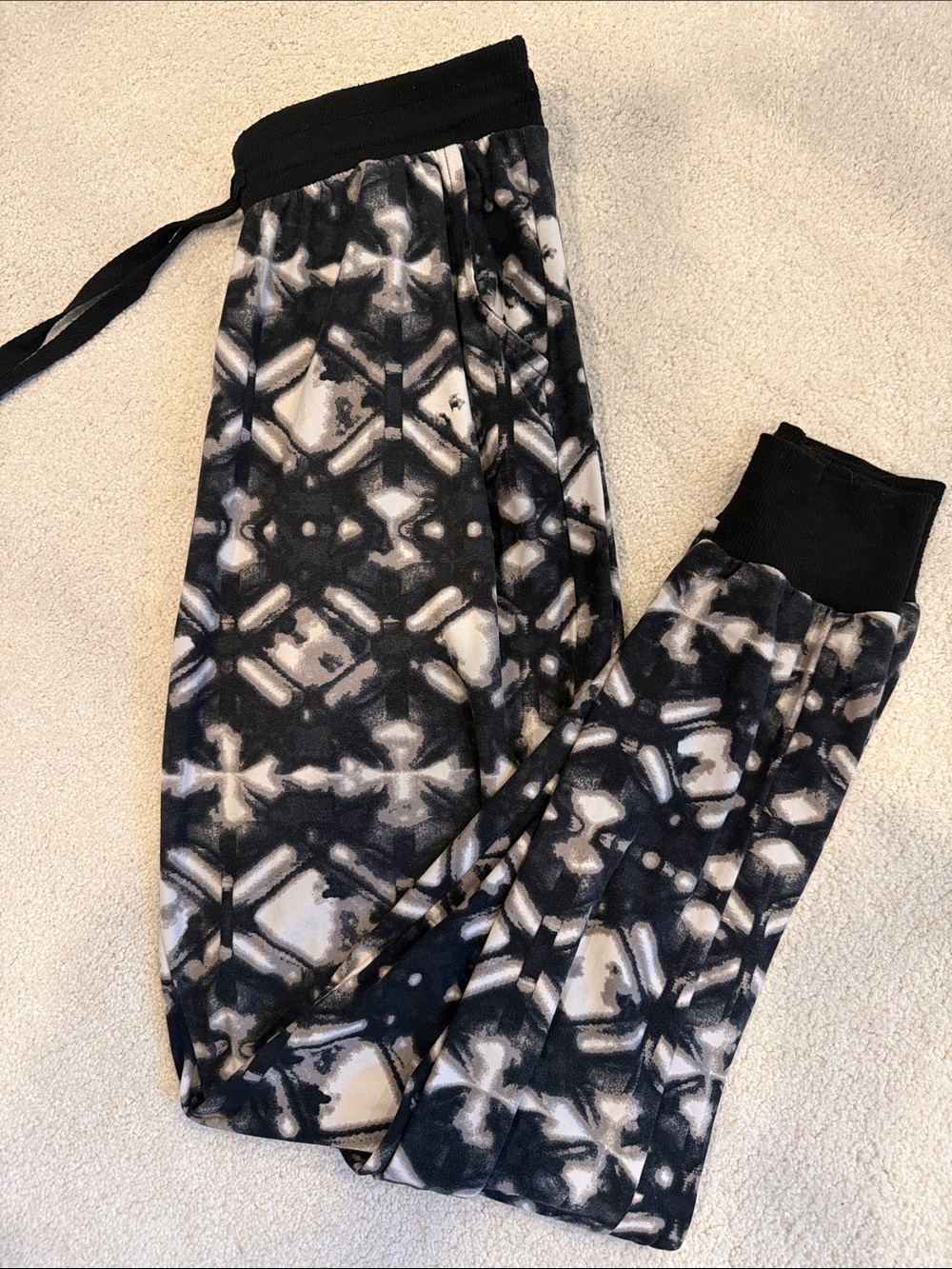 Rue21 Black & White Geo-Print Jogger Pants